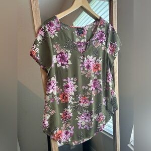 Torrid Georgette keyhole Green W/ Pink floral chiffon blouse Torrid Size 00 / L